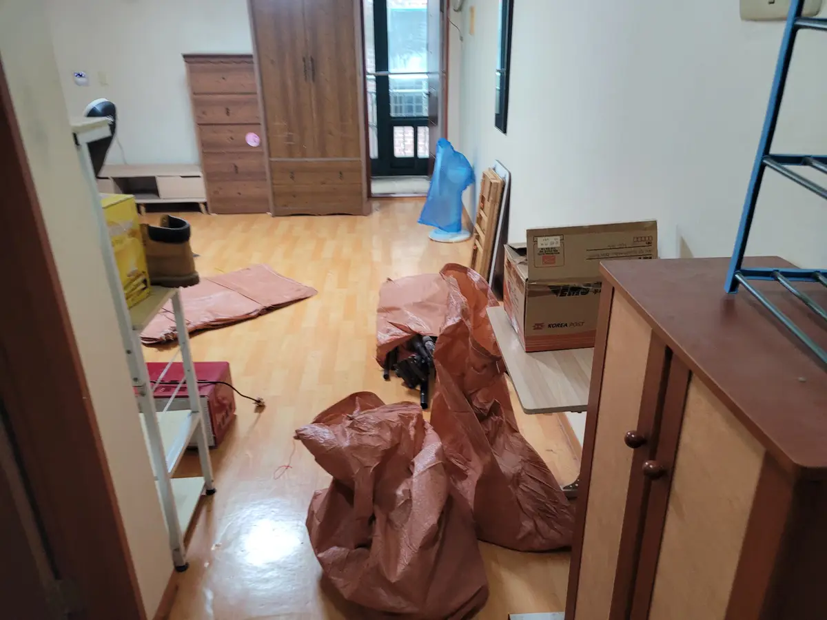 방 안에서 마대에 나눠 담기