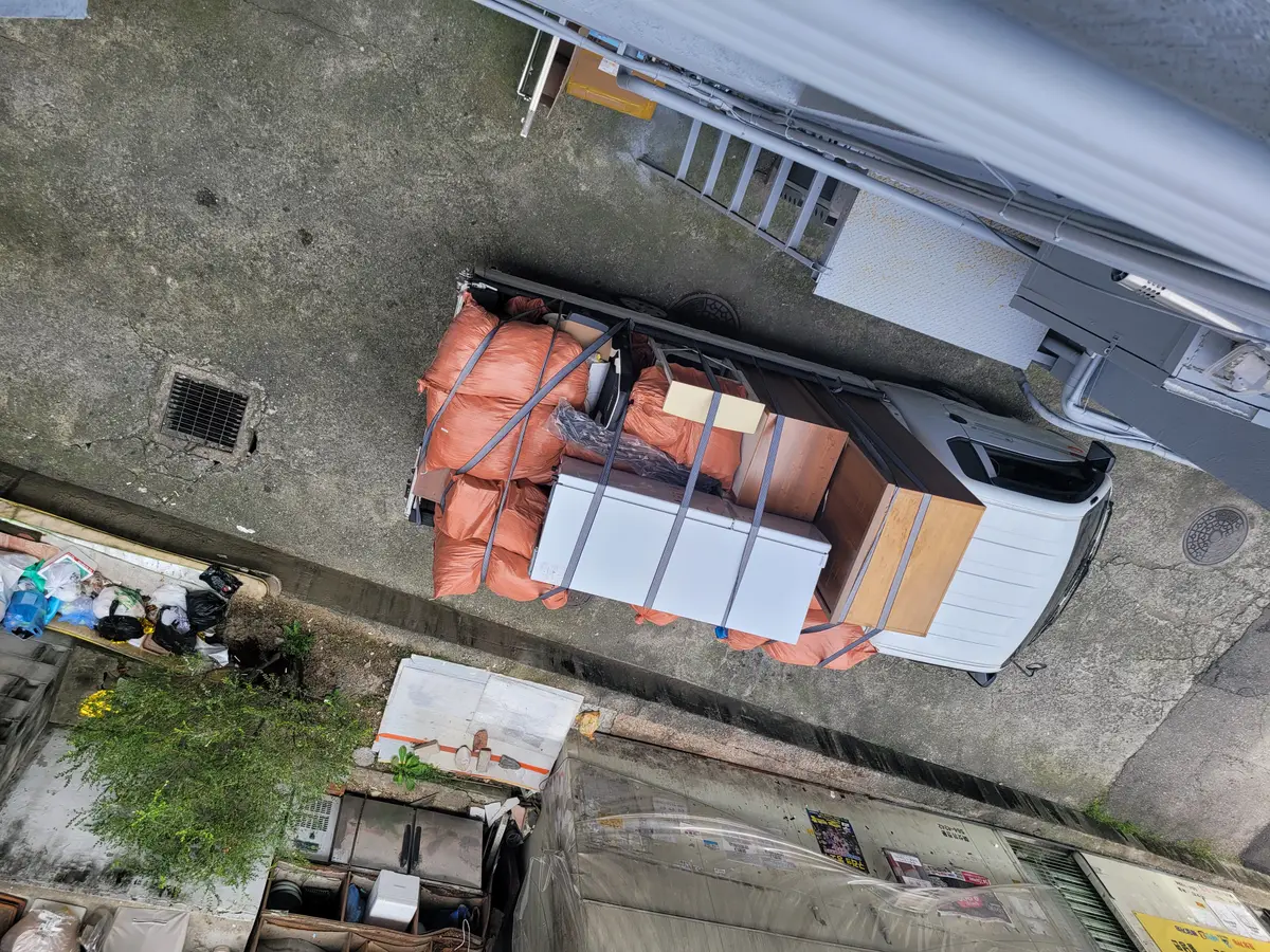 마대와 가구를 묶어 실은 적재함