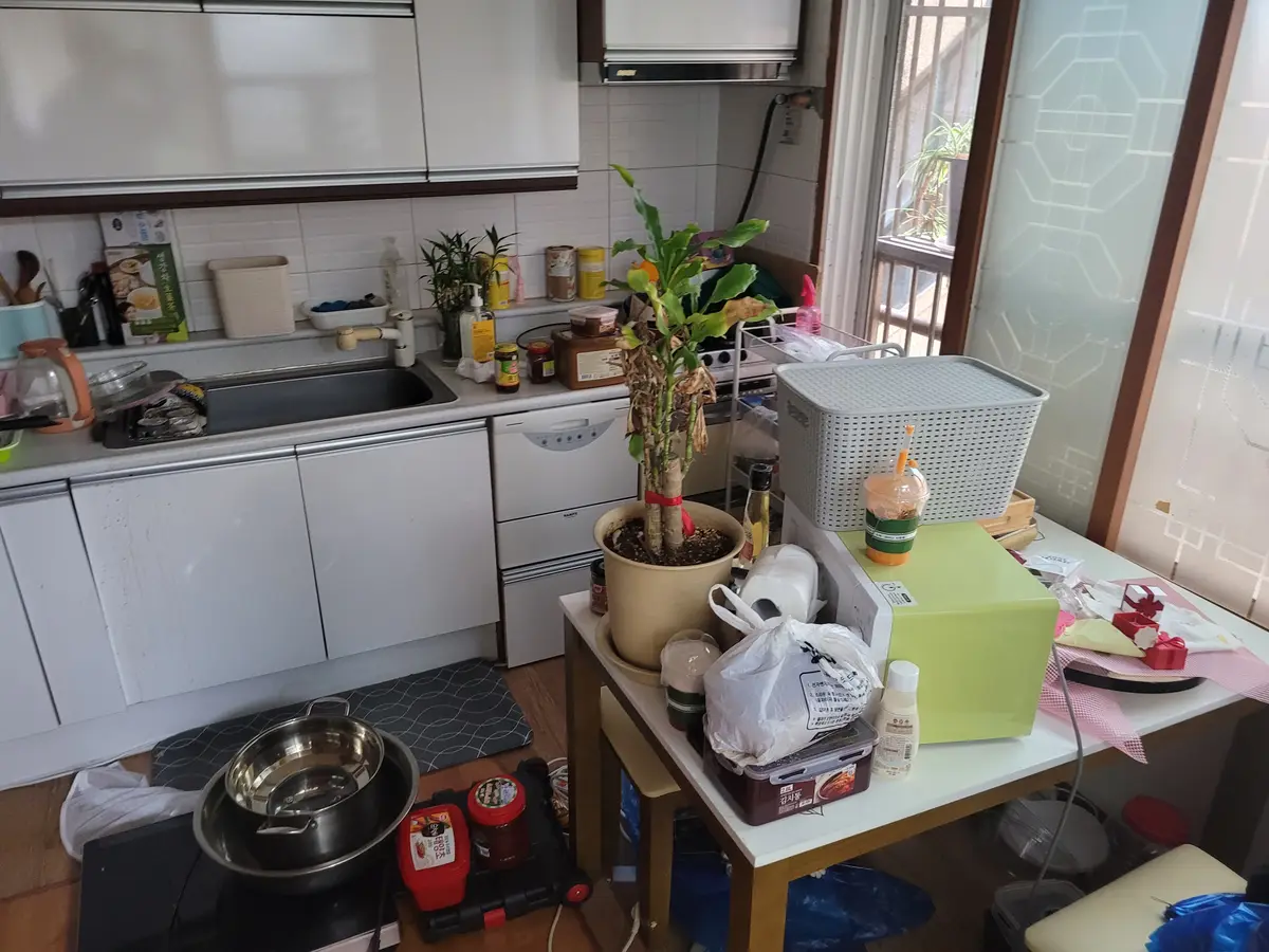 식탁 위에 짐이 쌓여 있던 주방 작업 전